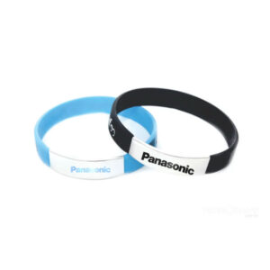 Pulseira de silicone com acabamento em metal